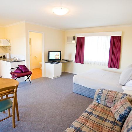 Redwood Manor Motel Apartments Warrnambool Bagian luar foto