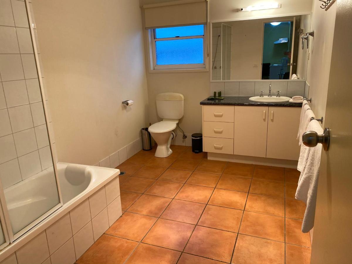 Redwood Manor Motel Apartments Warrnambool Bagian luar foto