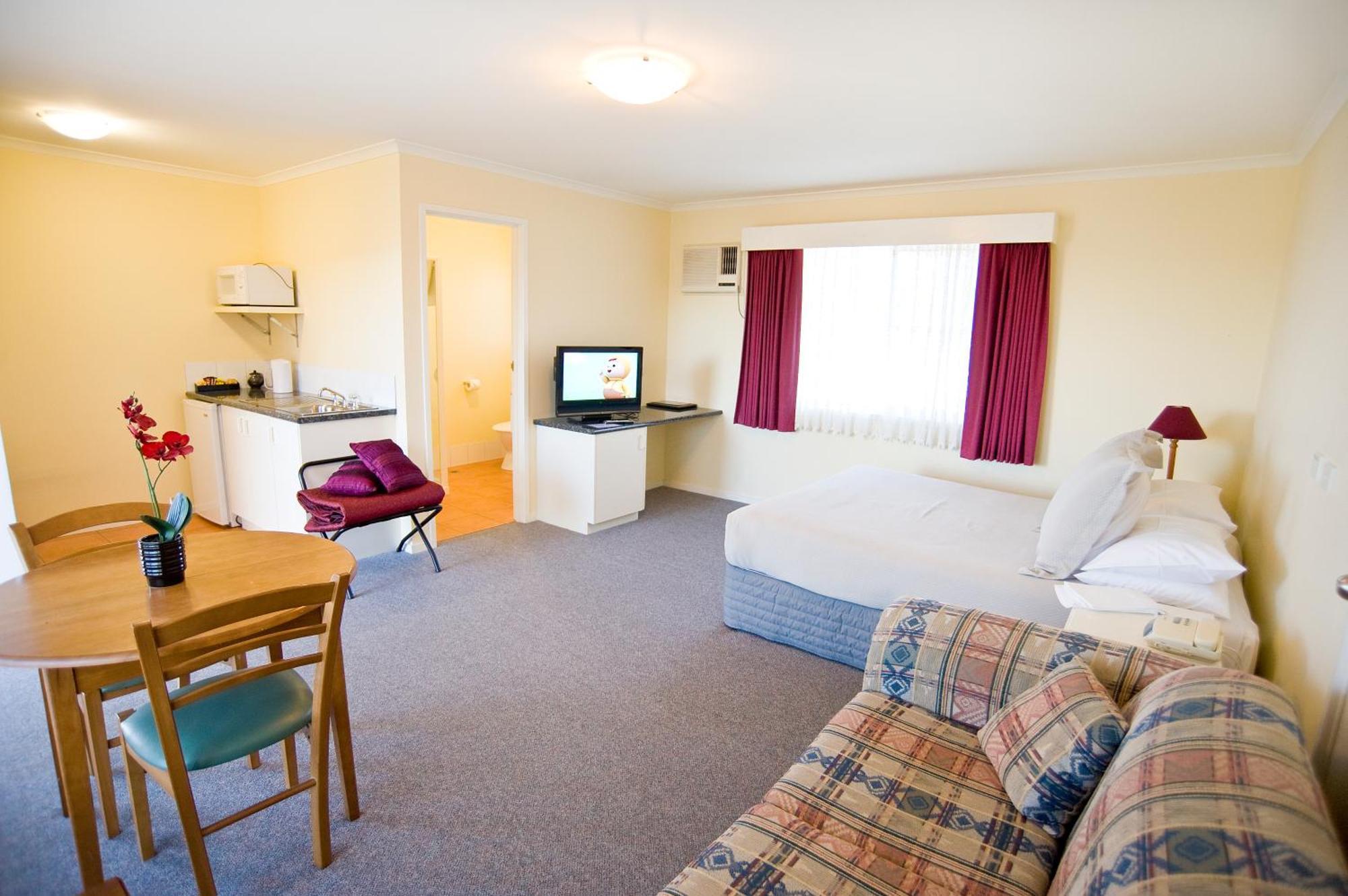 Redwood Manor Motel Apartments Warrnambool Bagian luar foto