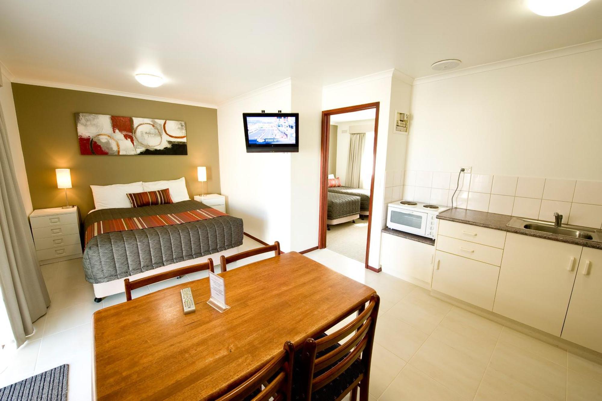 Redwood Manor Motel Apartments Warrnambool Bagian luar foto