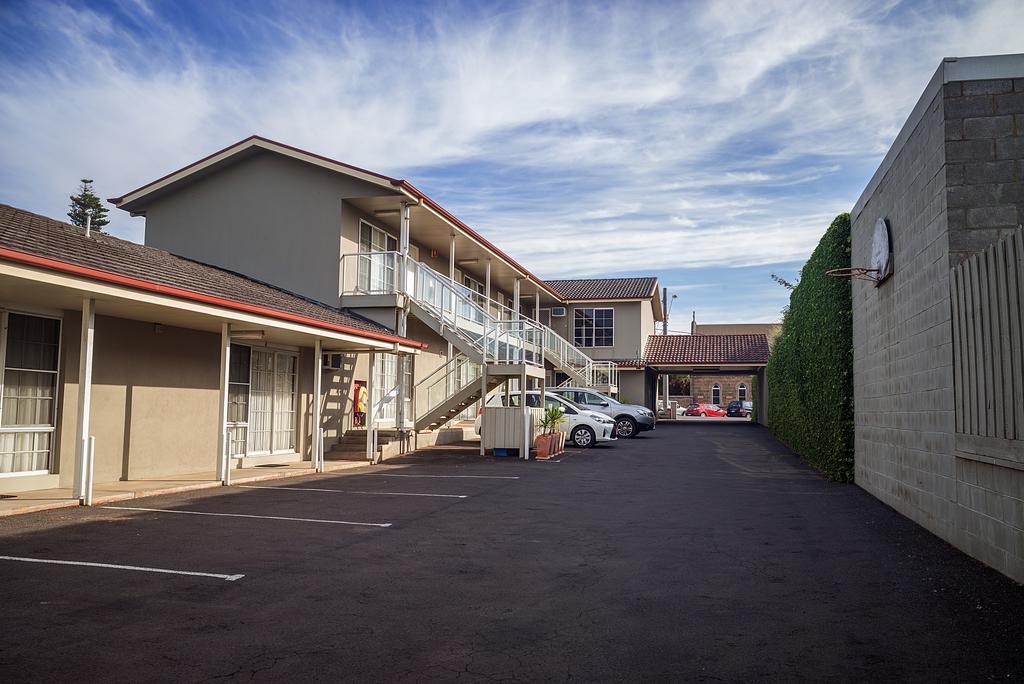 Redwood Manor Motel Apartments Warrnambool Bagian luar foto