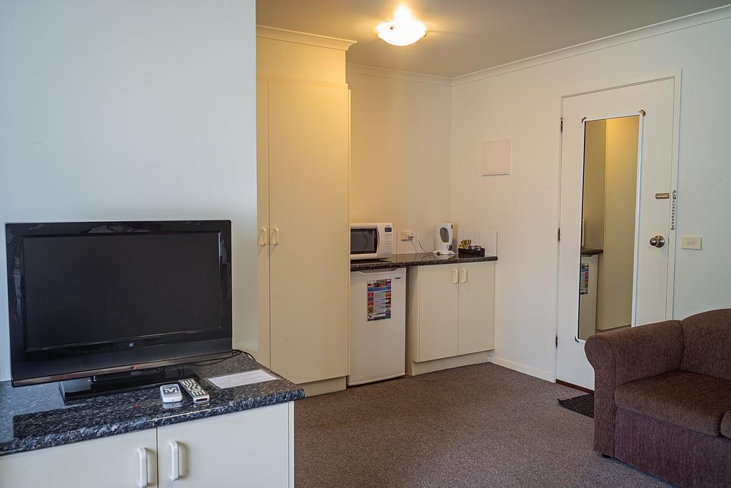 Redwood Manor Motel Apartments Warrnambool Bagian luar foto