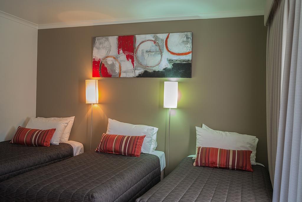 Redwood Manor Motel Apartments Warrnambool Bagian luar foto