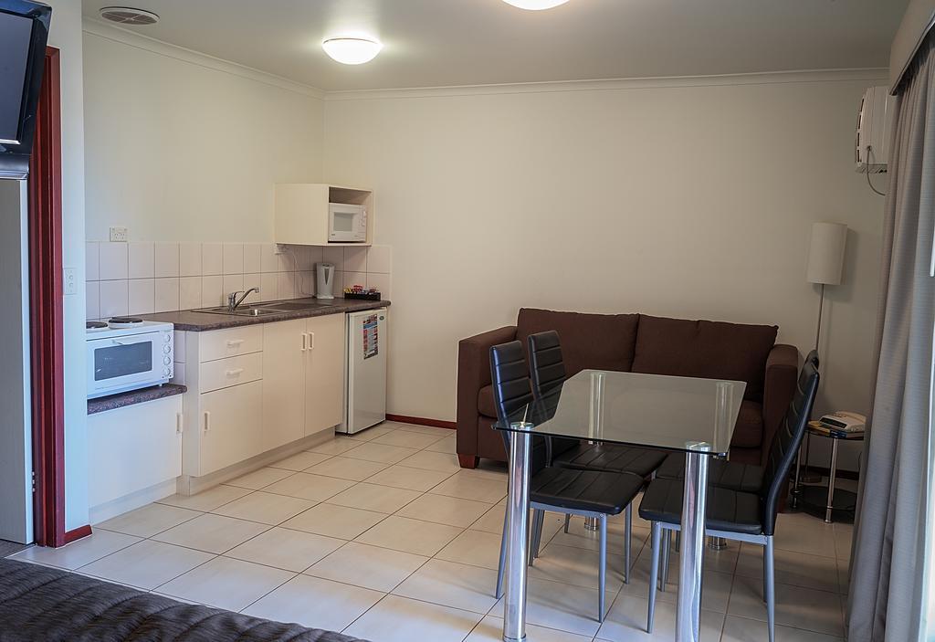 Redwood Manor Motel Apartments Warrnambool Bagian luar foto
