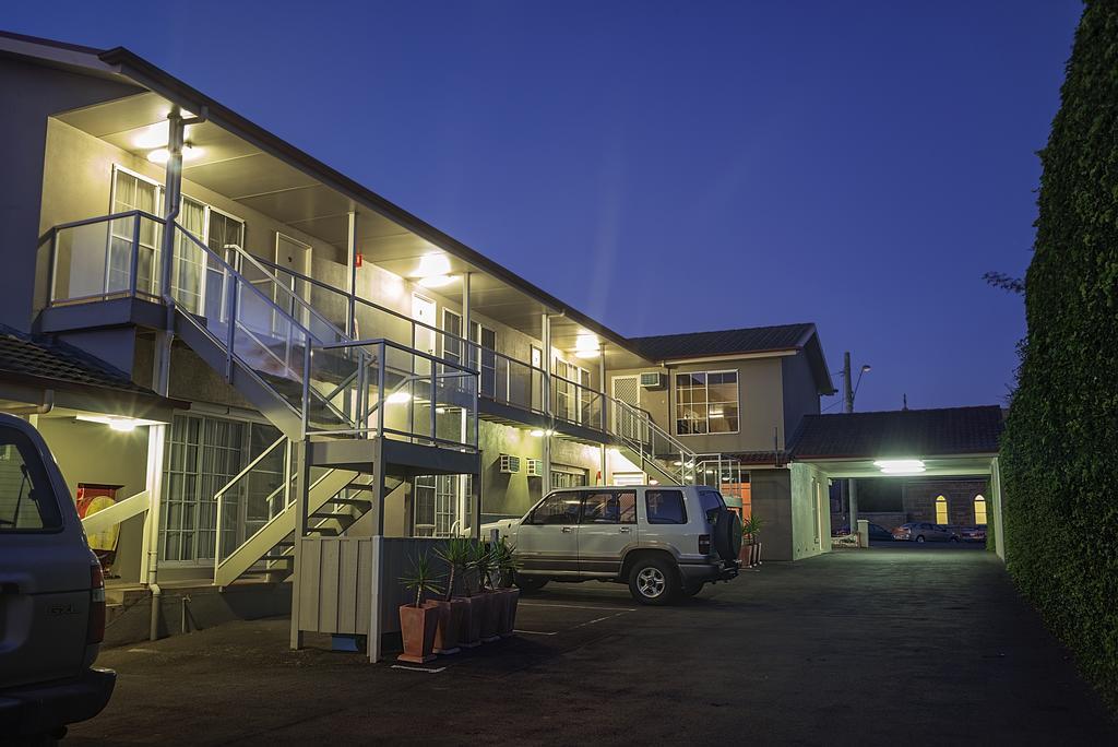 Redwood Manor Motel Apartments Warrnambool Bagian luar foto