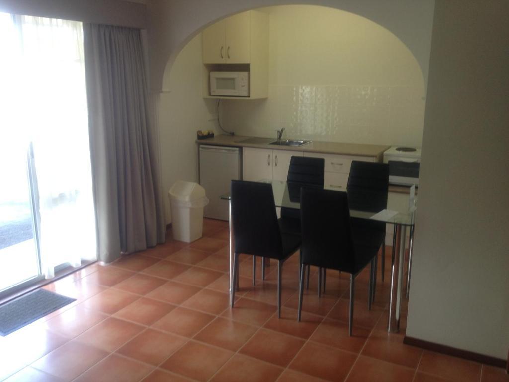 Redwood Manor Motel Apartments Warrnambool Bagian luar foto