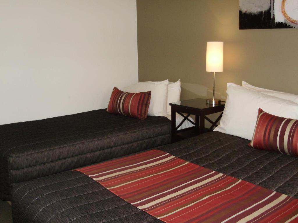 Redwood Manor Motel Apartments Warrnambool Bagian luar foto
