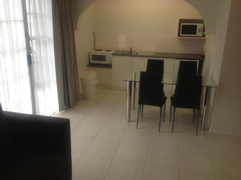 Redwood Manor Motel Apartments Warrnambool Bagian luar foto