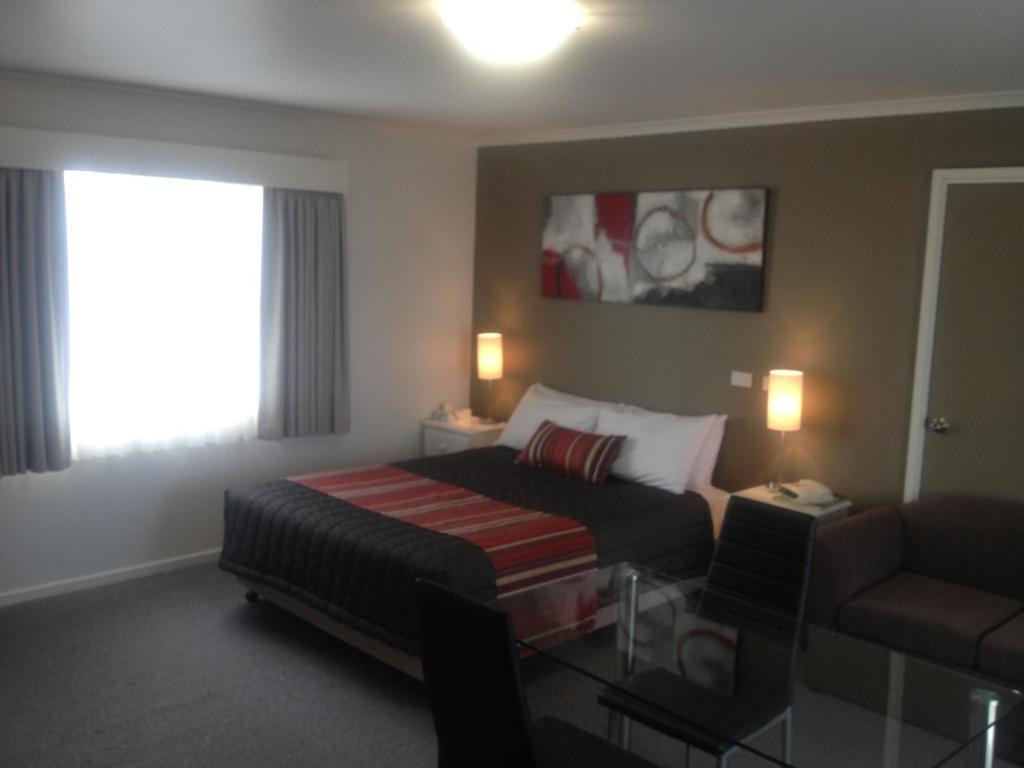 Redwood Manor Motel Apartments Warrnambool Bagian luar foto